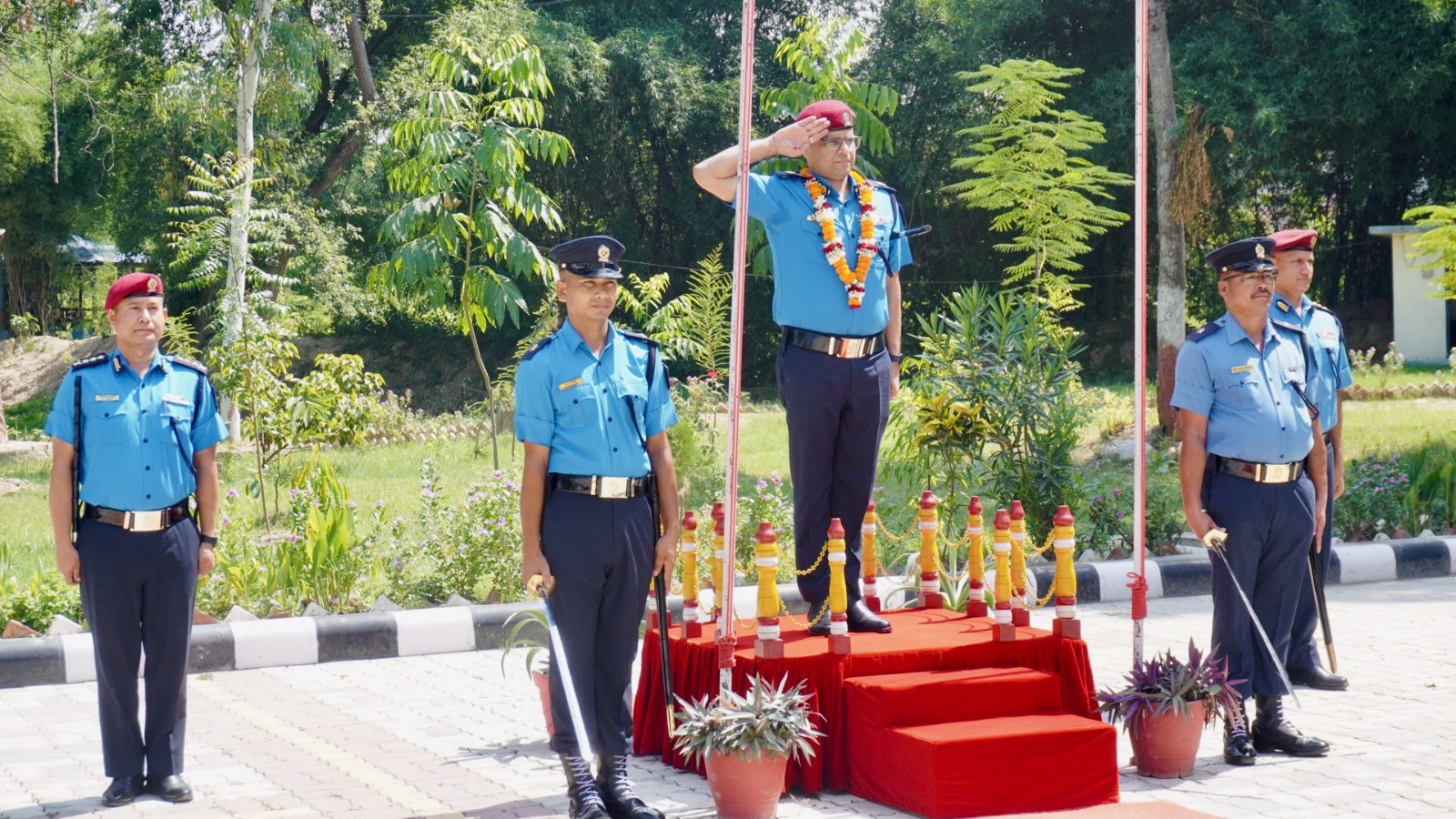 सुदूरपश्चिम प्रदेश प्रहरी प्रमुख प्र.ना.म.नि. सानुराम भट्टराईज्यूबाट सलामी ग्रहण गर्नुहुँदै (मिति २०८३/०३/०४ गते)