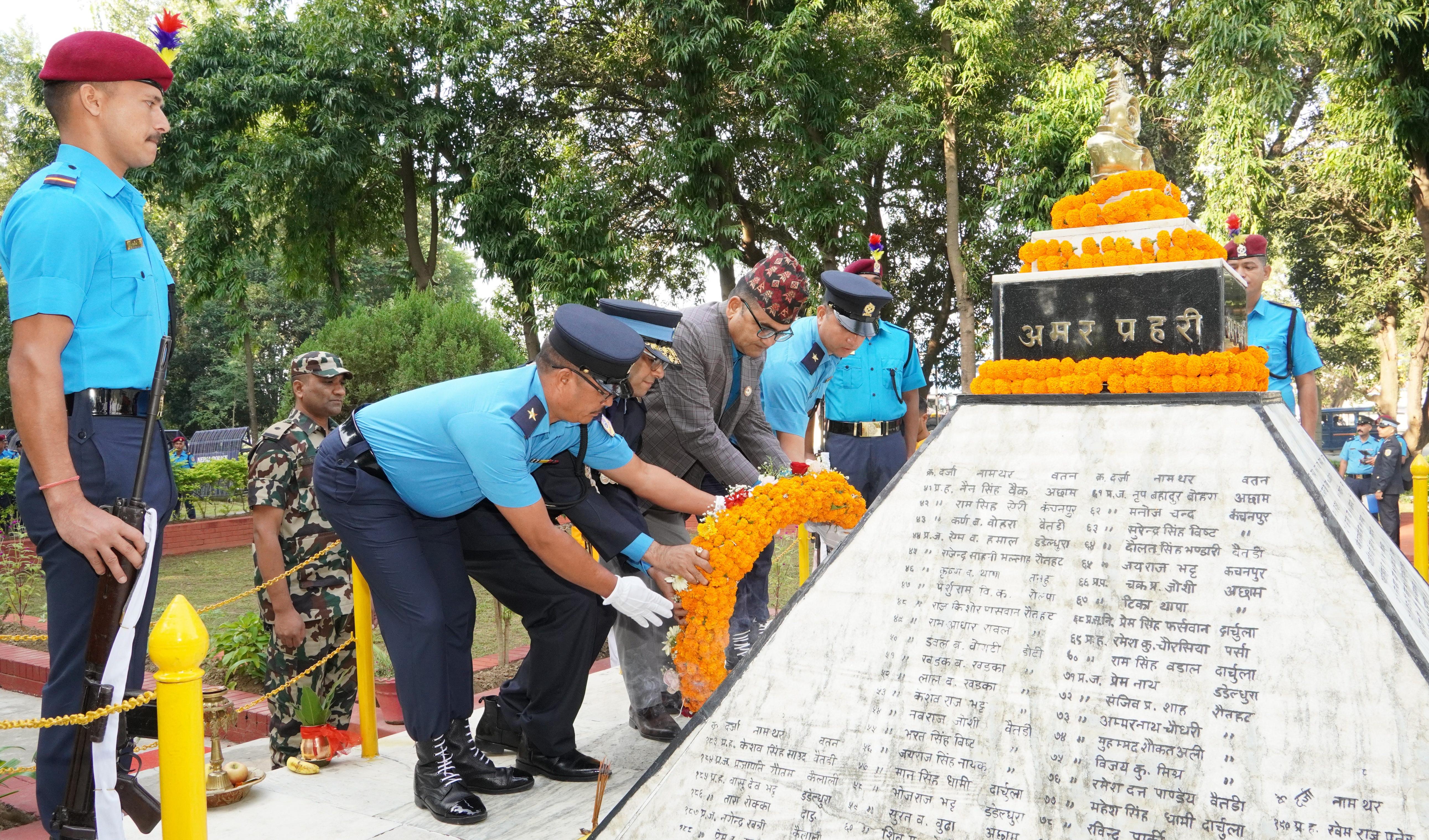 ७१औं प्रहरी दिवस २०८३ को अवसरमा अमर प्रहरी स्मारकमा पुष्पहार अर्पण गर्नुहुँदै माननीय मुख्यमन्त्री श्री खगराज भट्टज्यू। मिति:- २०८३।०६।३० गते